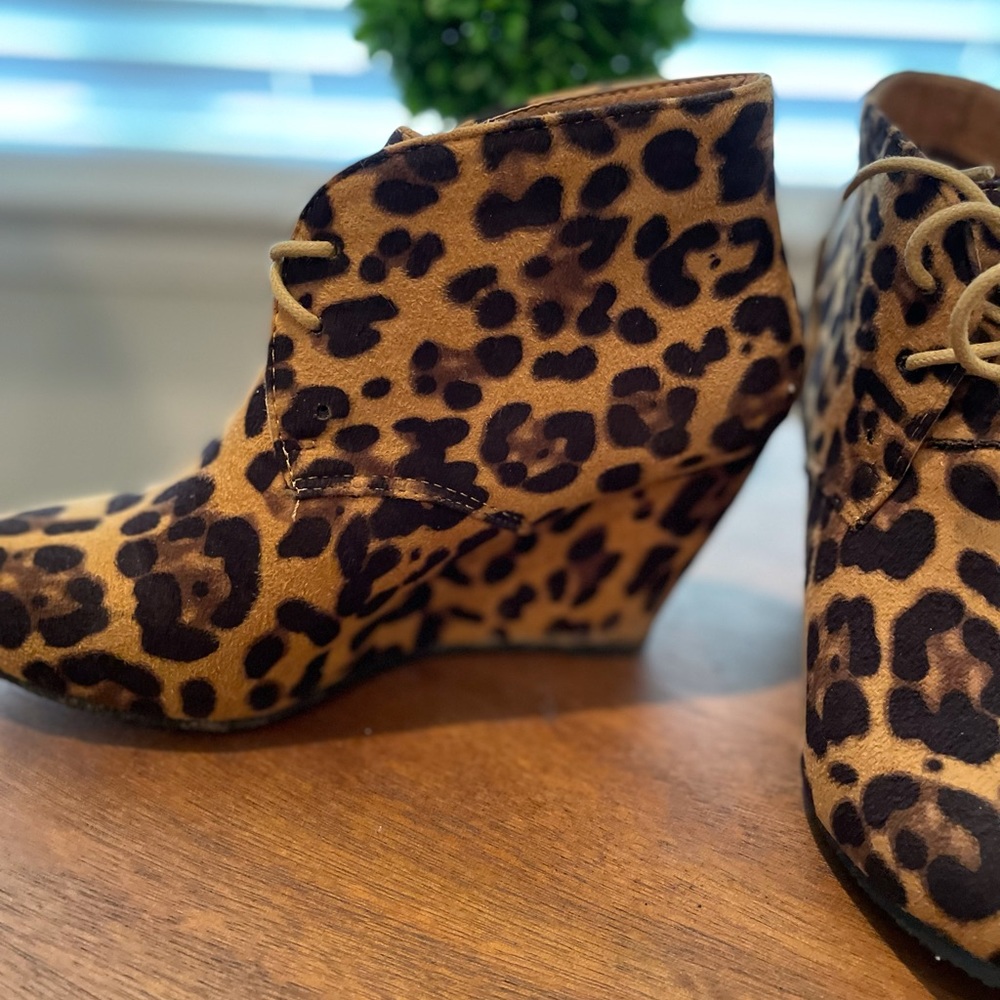 Leopard Wedge booties!